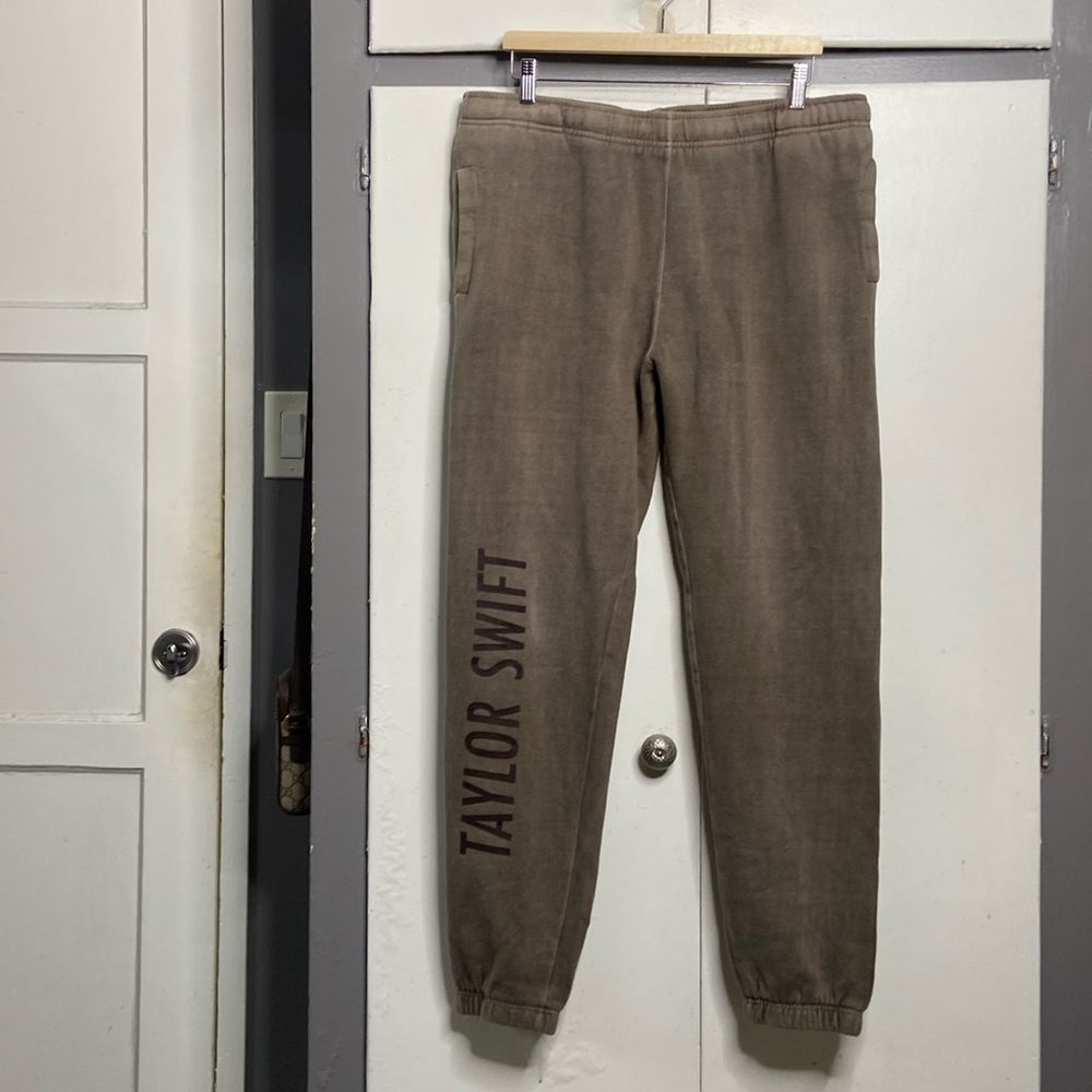 taylor swift women eras tour sweat pants xl brown spell out